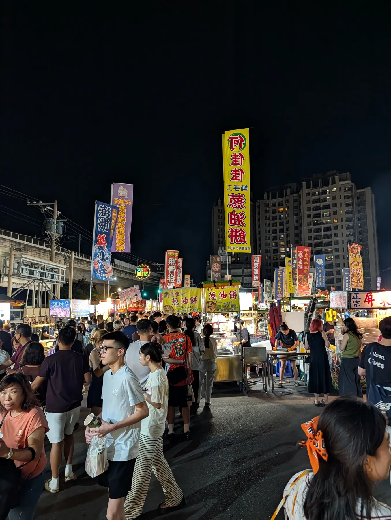 大慶夜市の入口付近、屋台と夜の来場者