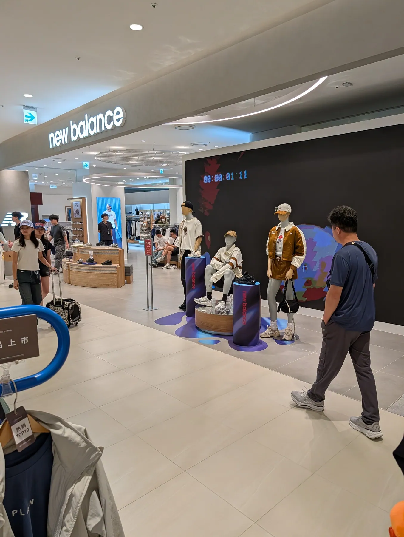 漢神洲際の館内で撮影したNew Balanceの店舗外観