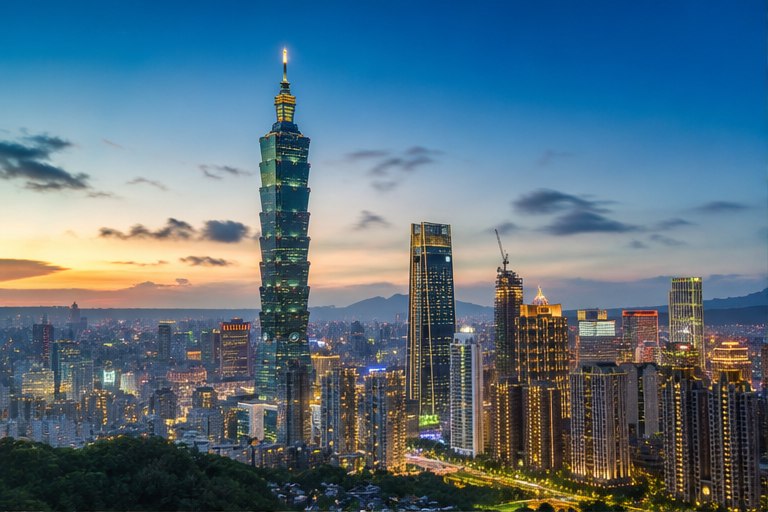Taipei Easy Day: Skyline, Culture and Raohe Night Market